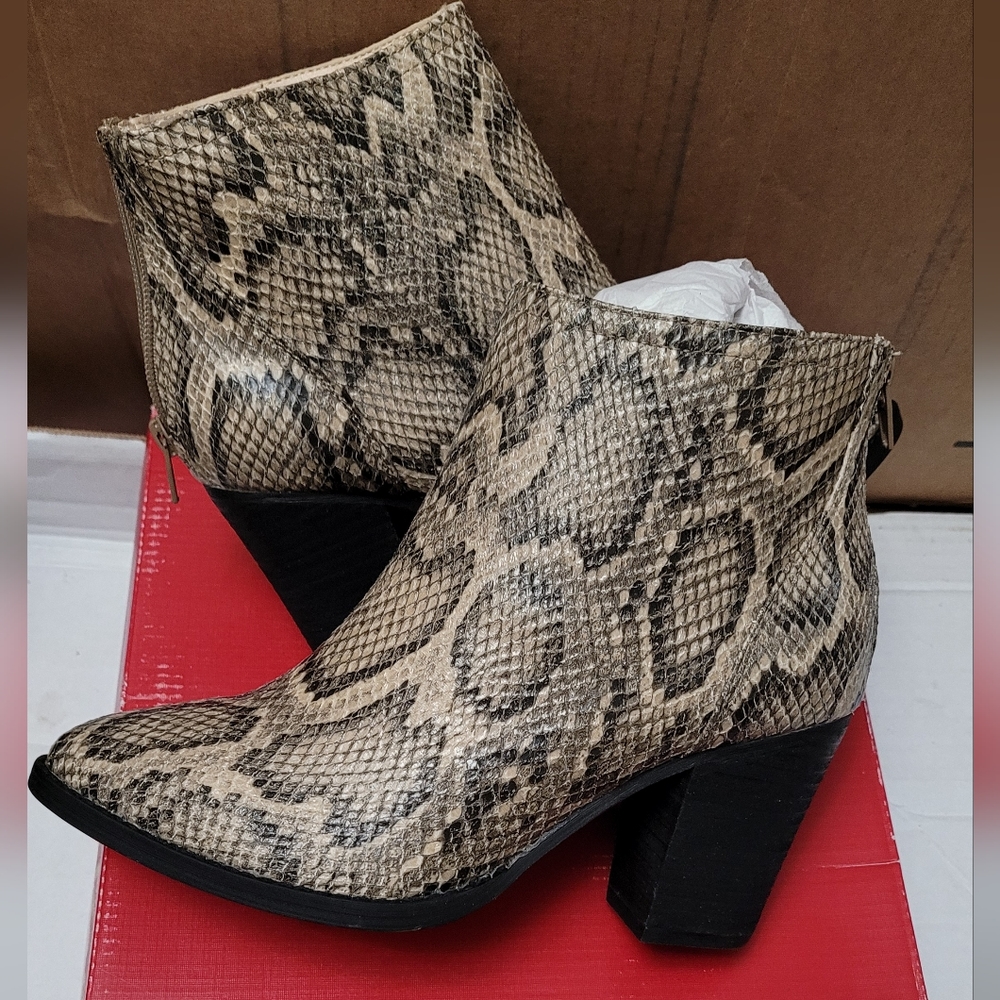 Zigi Soho Harlan Beige Black Snake Zip up size 7.5M Boots NEW